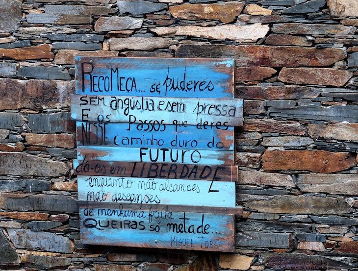 Casa com frase de Miguel Torga - Piódão - Portugal © Viaje Comigo