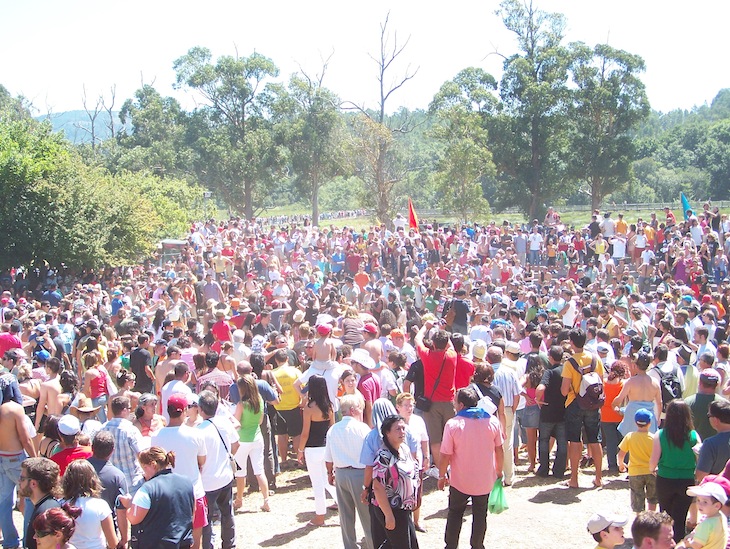 Vinho a ser atirado na festa dos Vikings em Catoira, na Galiza