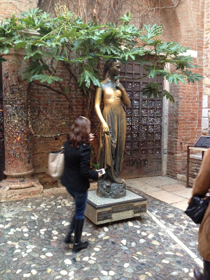 Dizem que dá sorte passar a mão no seio da estátua de Julieta :D