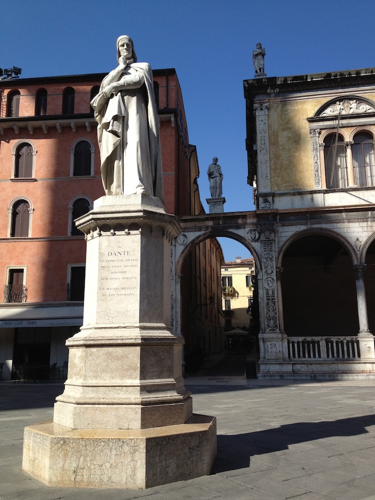 Estátua de Dante, Verona