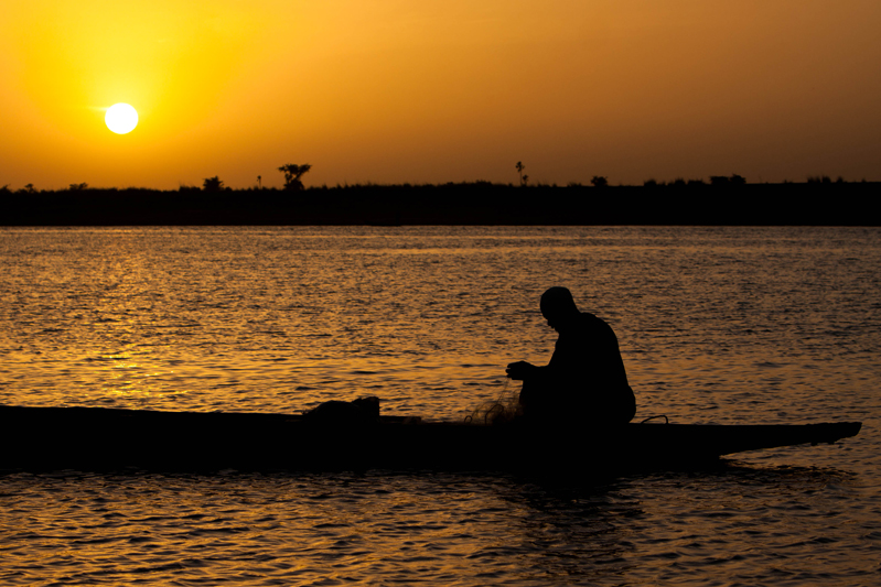 Pescador na margem do rio Níger