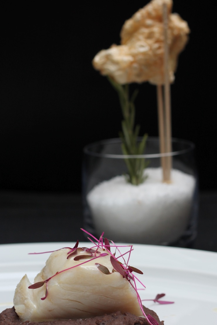 Bacalhau com Feijão Preto e Torresmo