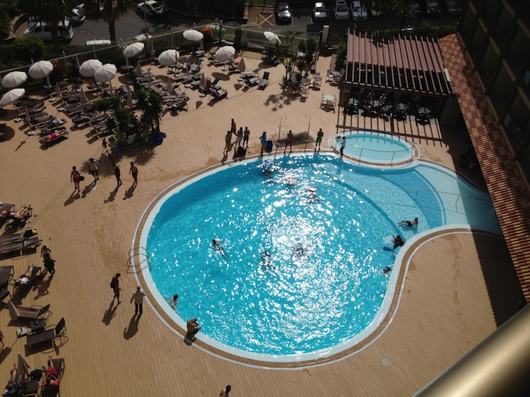  Piscina do Hotel Four Views Oásis