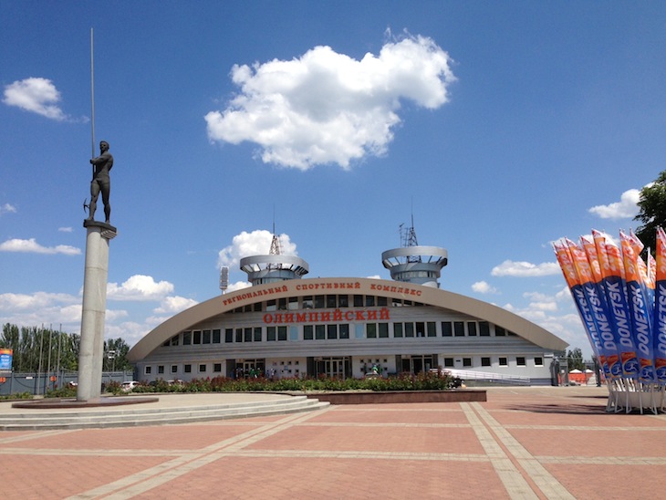 Olímpik Stadium e estátua Sergey Bubka