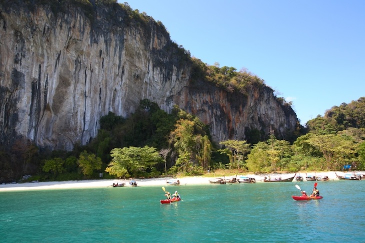 Canoagem em Hong Island. No Than Bokkhorani National Marine Park, Krabi