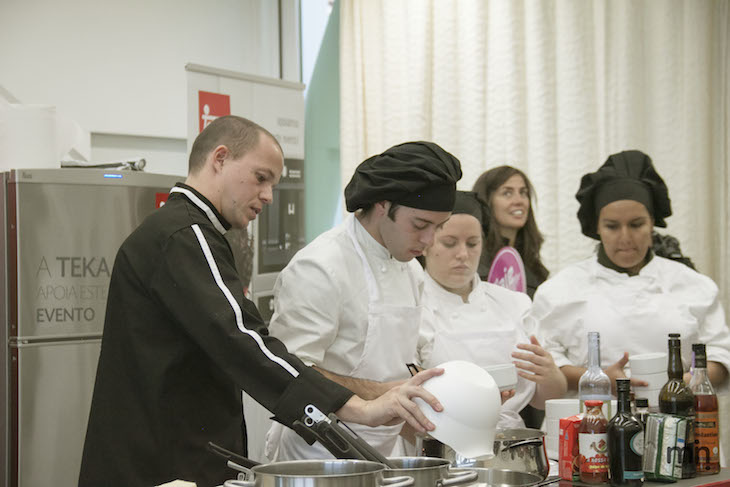 Chef Miguel Teixeira (de jaleca preta)