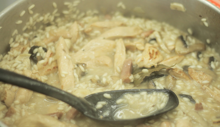 Risoto de frango com cogumelos