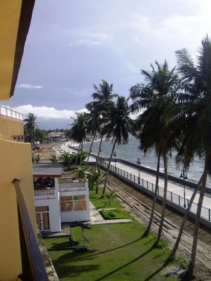 Passeio junto ao mar em Bata