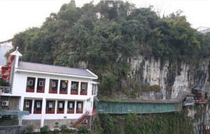 Edifício branco é a entrada para o restaurante