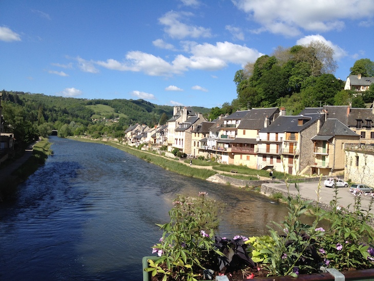 Saint-Geniez-d’Olt, Aveyron, França © Viaje Comigo