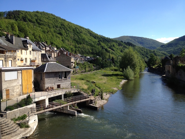 Saint-Geniez-d’Olt, Aveyron, França © Viaje Comigo