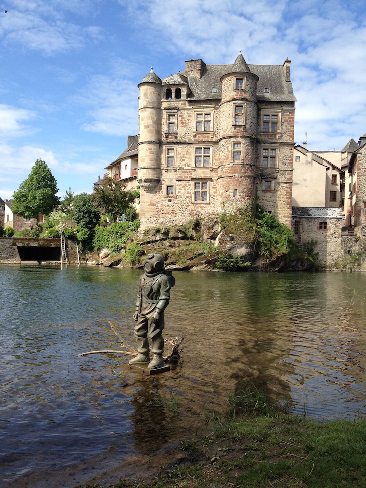 Estátua do escafandro - Espalion, Aveyron, França © Viaje Comigo