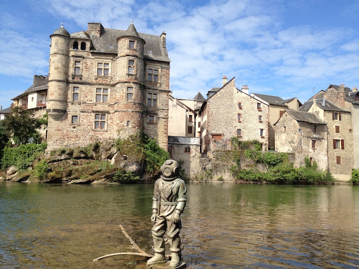 Estátua do escafandro - Espalion, Aveyron, França © Viaje Comigo