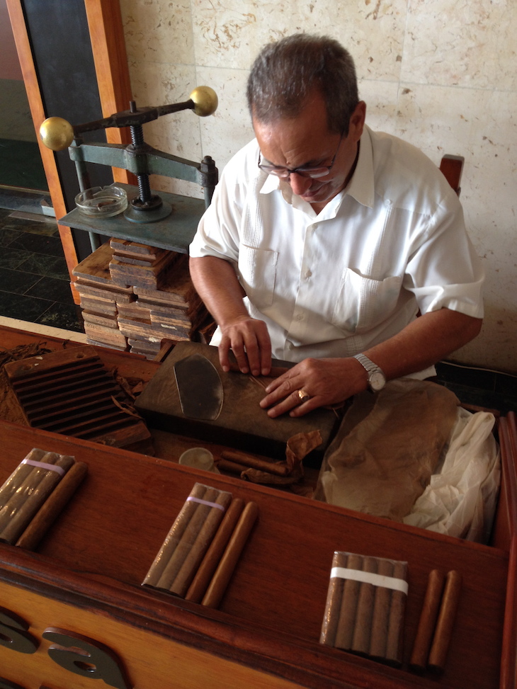 A fazer charutos, em Havana, Cuba