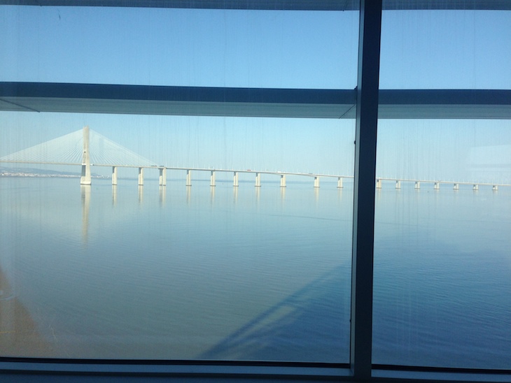 Vista para a ponte Vasco da Gama - quarto do Myriad Lisboa © Viaje Comigo