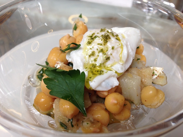 Salada de grão com bacalhau em azeite e alho