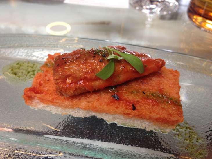 Sardinha em molho de tomate sobre pão alentejano