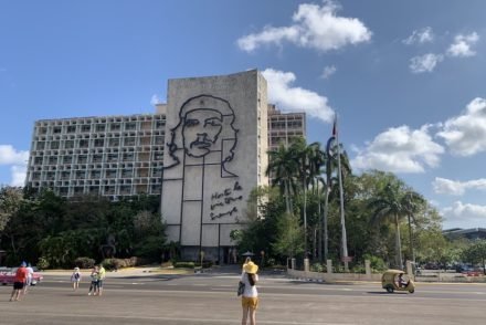 Susana na Praça da Revolução - Havana - Cuba © Viaje Comigo