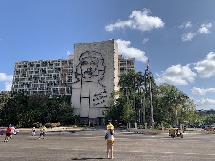 Susana na Praça da Revolução - Havana - Cuba © Viaje Comigo