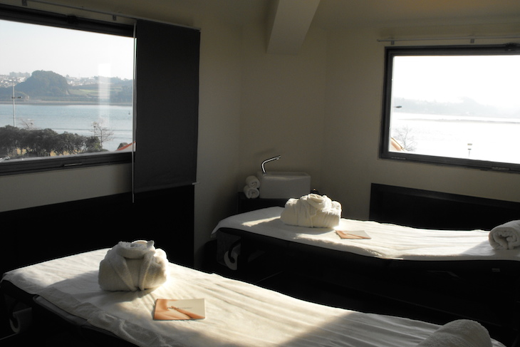 Sala de tratamentos com vista para o rio Douro