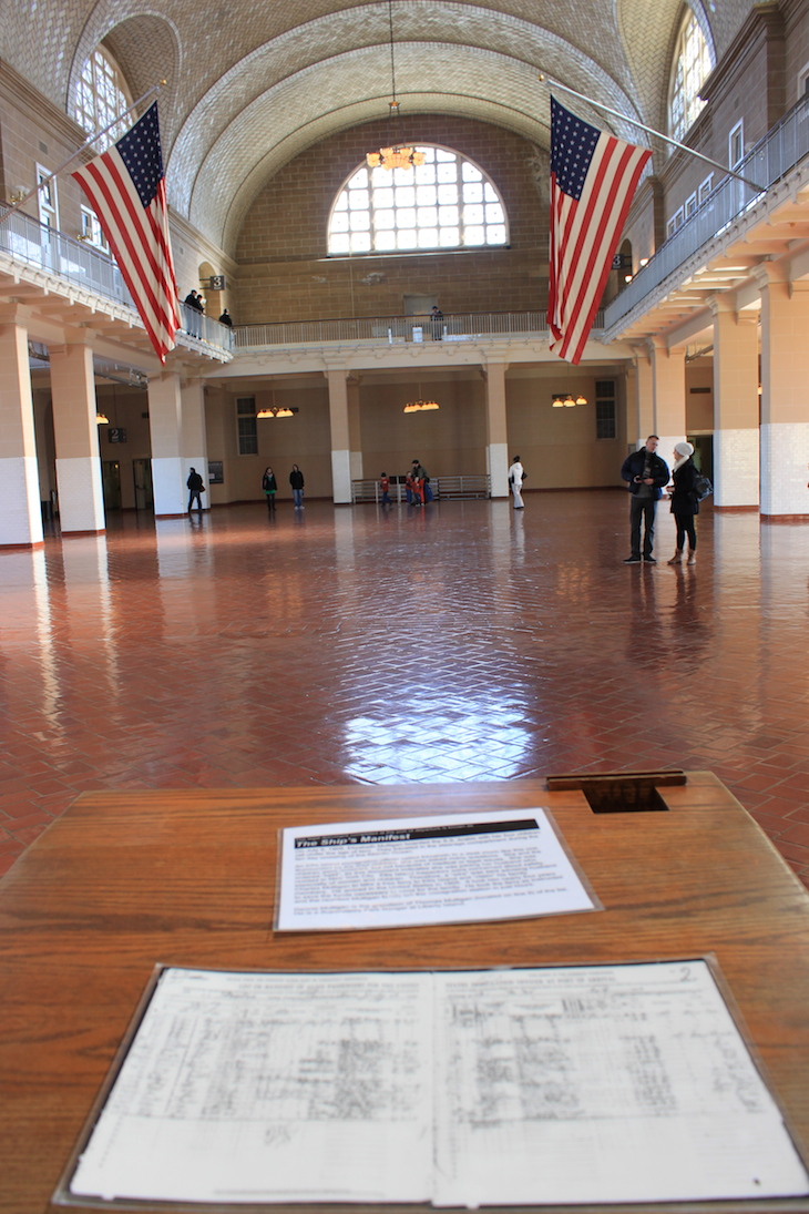 Sala do registo - Nomes dos imigrantes nas folhas, Ellis Island