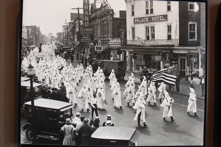 Foto de manifestações do Ku Klux Klan, Ellis Island