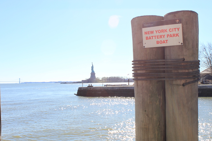 Vista da doca de Ellis Island, para a Estátua da Liberdade © Viaje Comigo
