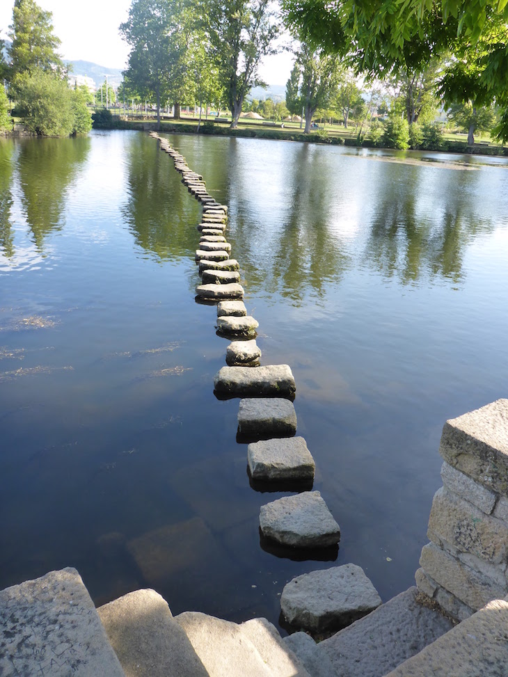 Pedras para atravessar o rio Tâmega, Chaves © Viaje Comigo