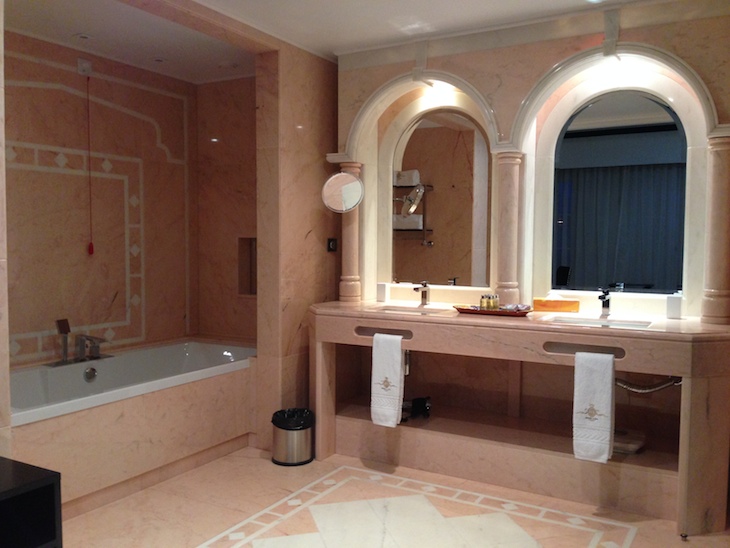 Casa de banho do quarto no Alentejo Marmòris Hotel