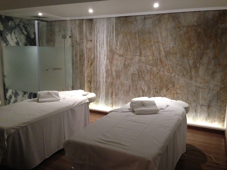 Sala de massagens com parede de mármore original © Viaje Comigo