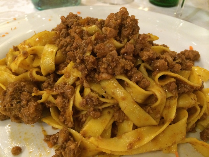 Tagliatelle ala bolognese no restaurante Donatello