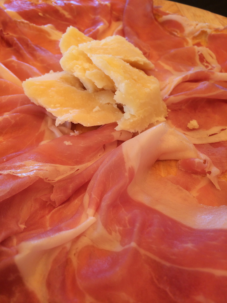 Presunto de Parma e queijo parmesão