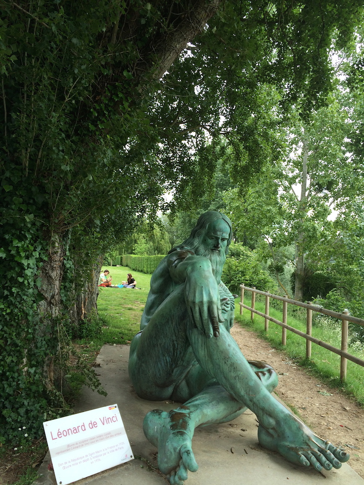 Estátua de Leonardo da Vinci - na margem oposta ao Castelo de Amboise © Viaje Comigo