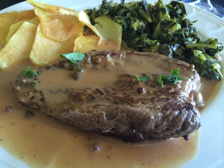 Bife pimenta no Restaurante do Estádio do Bessa Século XXI