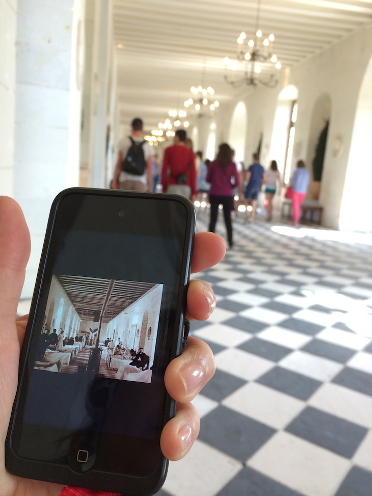 A Galeria onde funcionou o hospital, Castelo de Chenonceau - na foto o audioguia mostra a imagem de outrora