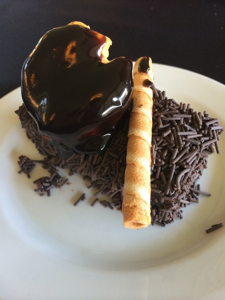 Fatia do Bolo Brigadeiro no Restaurante do Estádio do Bessa Século XXI