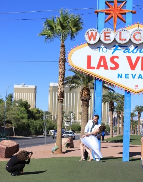 Noivos fotografados no Welcome to the Fabulous Las Vegas © Viaje Comigo