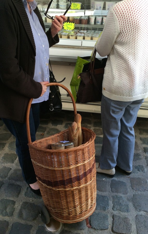 O cesto das compras no mercado