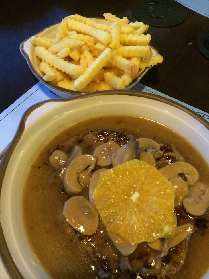 Bife com molho de cogumelos no Antártida