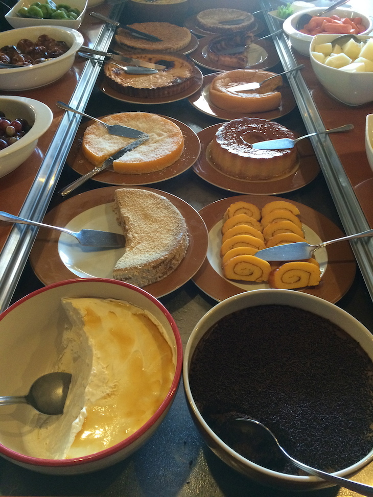 Buffet de sobremesas no Restaurante Forno da Mimi
