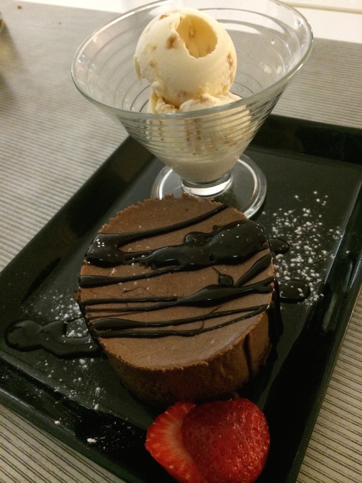 Bolo de mousse de chocolate com gelado de baunilha e macadamia