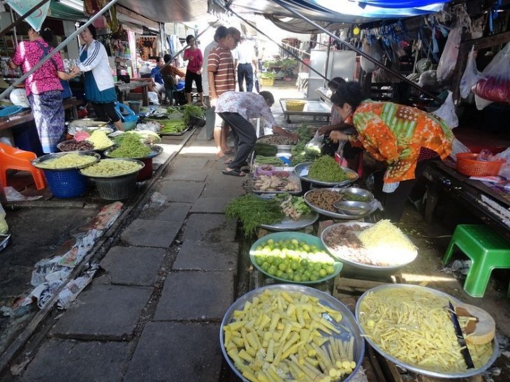 Comboio no mercado de Maeklong , Tailândia