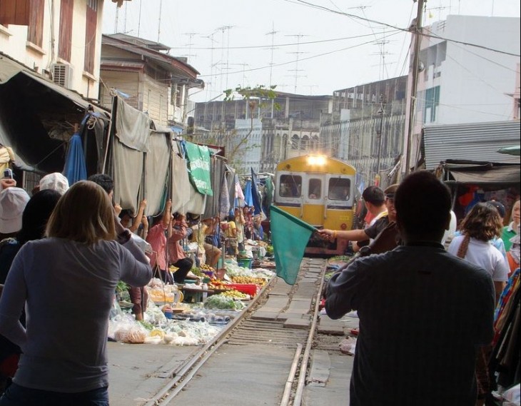 Comboio no mercado de Maeklong , Tailândia