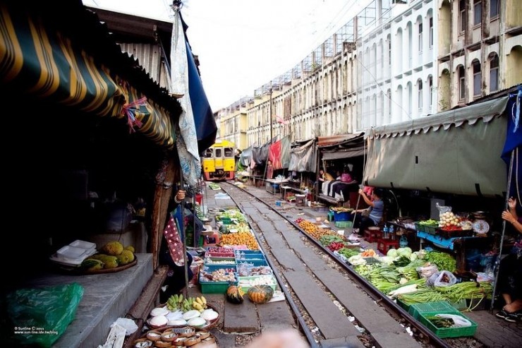 Comboio no mercado de Maeklong , Tailândia