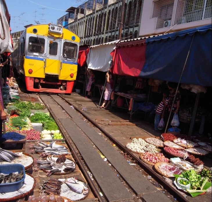 Comboio no mercado de Maeklong , Tailândia