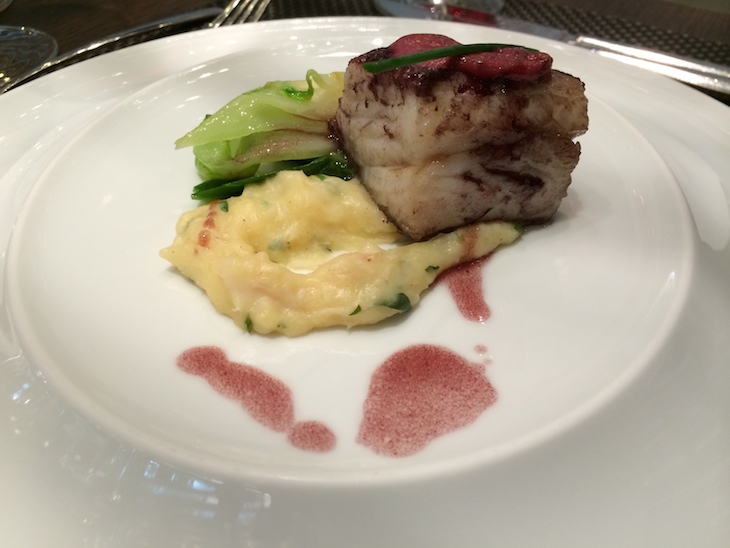 Confit de bacalhau em Marka Douro 2012 Tinto DOC, brandade de gadus, cebolinho bebé e pack choy glaceado