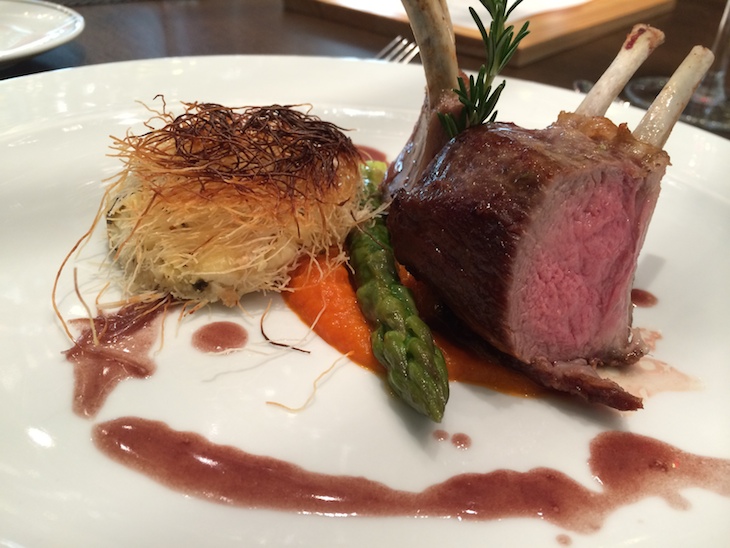 Sauté de cordeiro macerado em ervas do nosso jardim, trio de queijos em Kanafeh, chalota confit, puré de cenoura