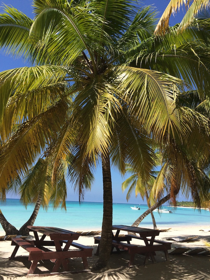 Mesas de piquenique na Ilha Saona, República Dominicana