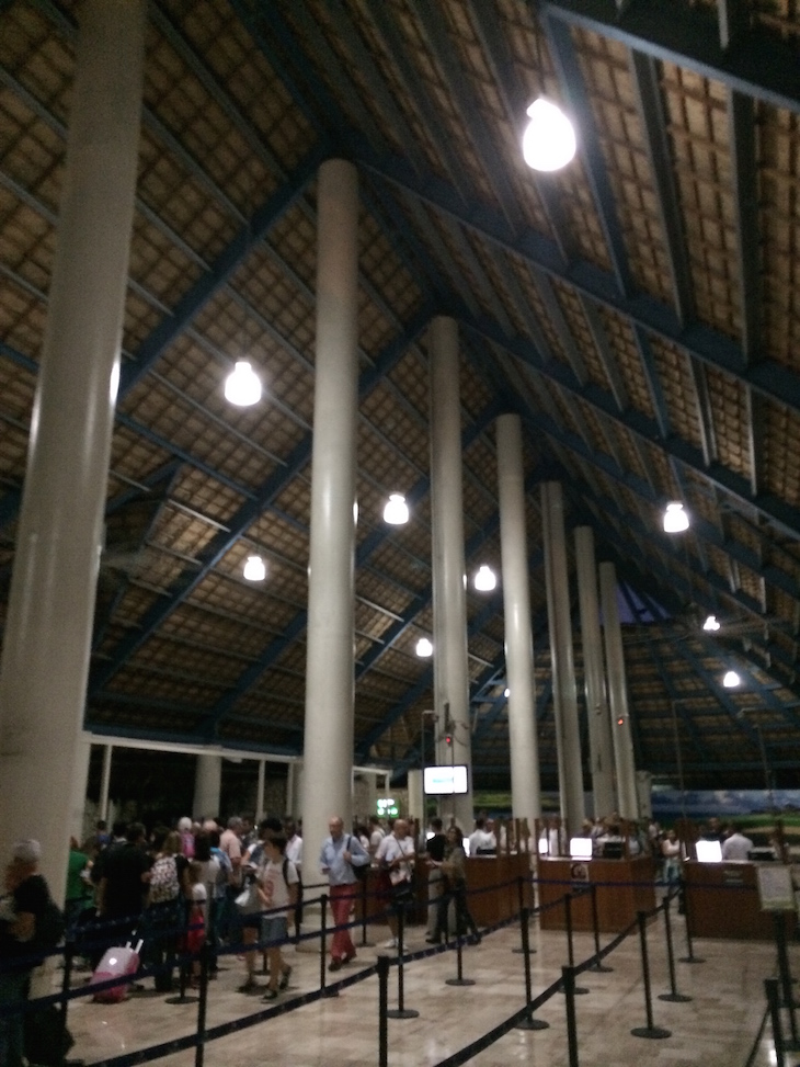 Aeroporto Punta Cana com telhado de folhas de palmeiras