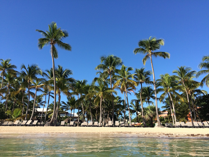 Dentro de água na praia Bávaro 